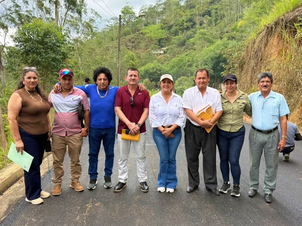 Prefectura de El Oro avanza con asfaltado de 2,2 km en vía al Minero, Zaruma